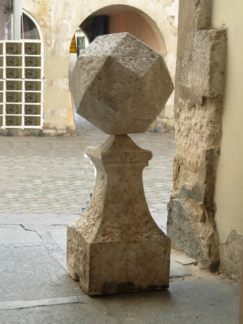 Polyèdre en pierre