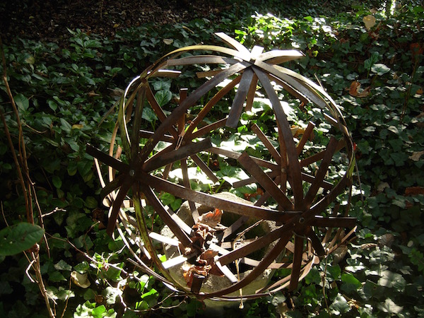 Sphère polyédrique en métal